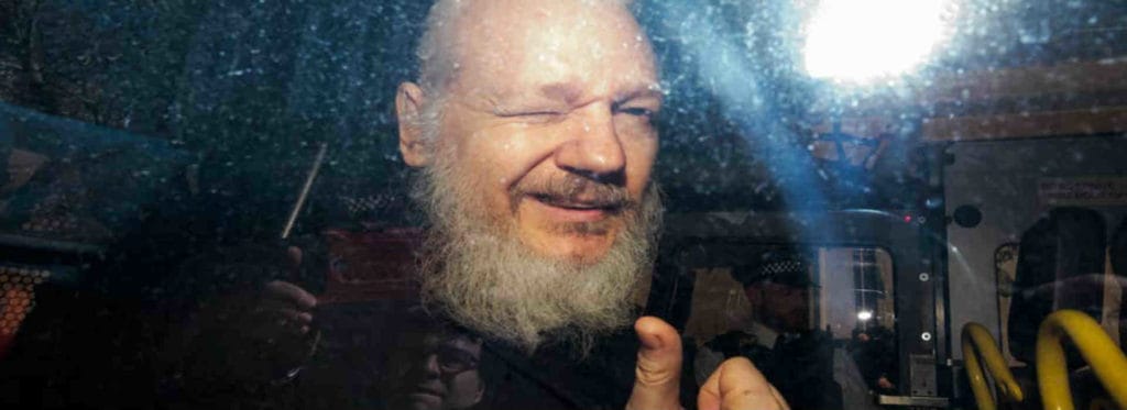 Julian Assange pollice all'insù