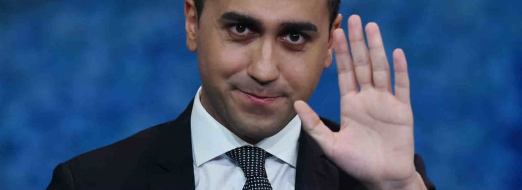 Luigi Di Maio saluta