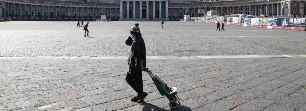 Coppia di sposi dorme in auto: i cittadini gli danno casa, alimenti, vestiti e contanti