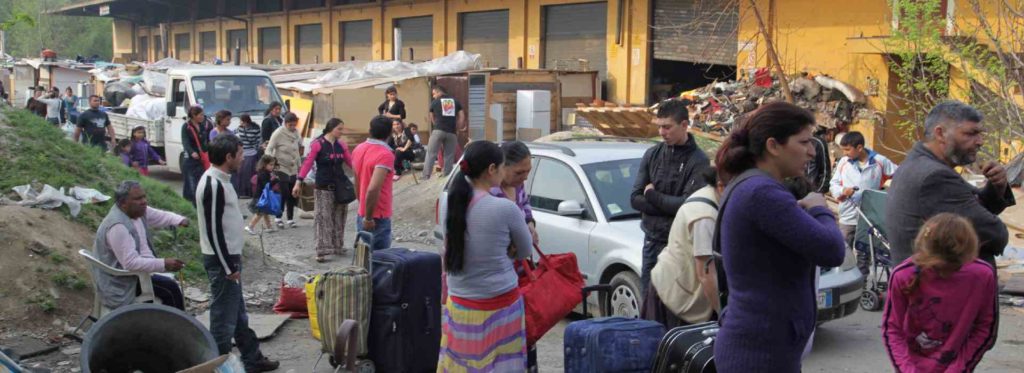 Rom a caccia di alloggi. Il terrore dei cittadini di Lorenteggio: "Facciamo turni di vigilanza"