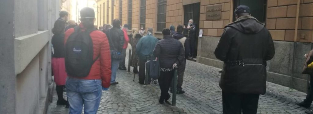 Crisi da Covid-19: gli italiani in fila al Monte dei Pegni