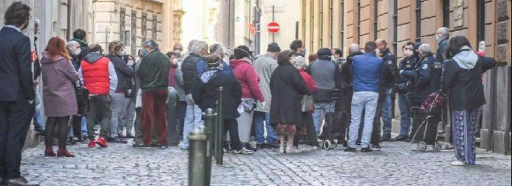 Il decreto aprile che arriva a maggio e che slitta a giugno. E c'è chi è in fila al Monte dei pegni