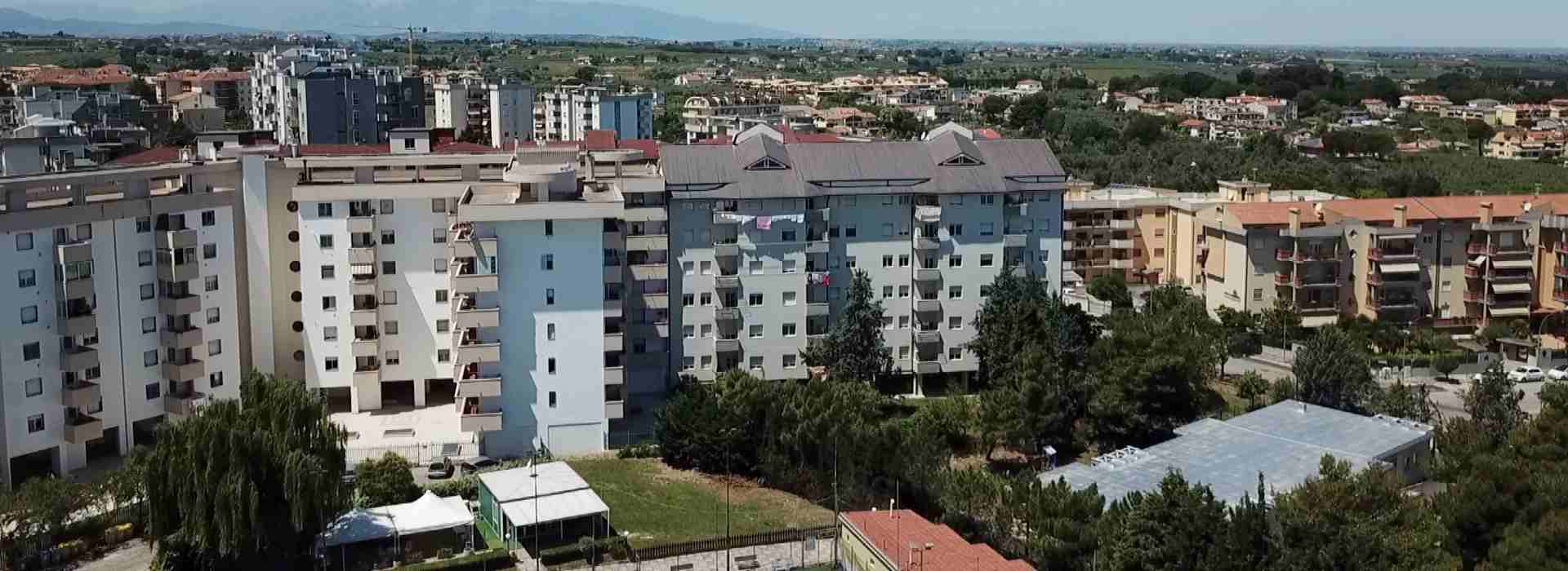 Vasto, condominio-covid. In 14 infettati per aver partecipato a un funerale rom