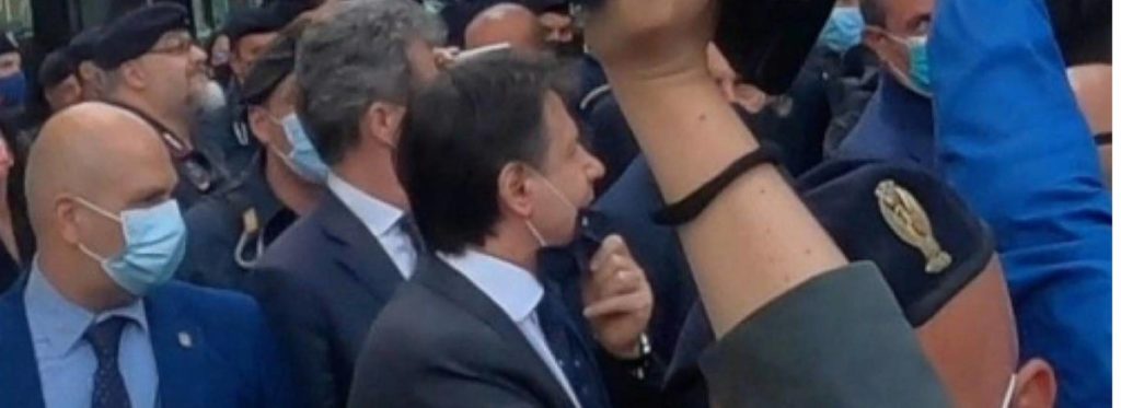 Il premier Conte è stato contestato da una folla di cittadini che lo hanno bloccato intimandogli di dimettersi. "Schiavo dell'Europa, dimettiti"