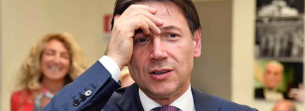 Giuseppe Conte con la mano sulla testa