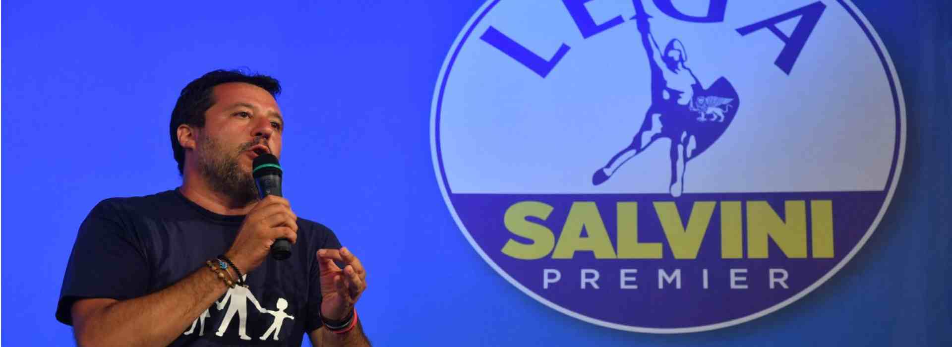 Matteo Salvini con il simbolo della Lega alle spalle