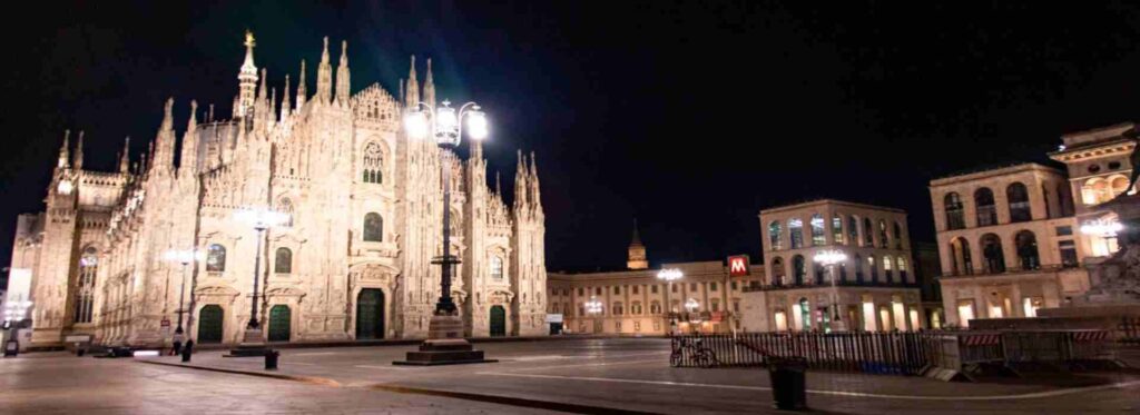 Piazza deserta Milano in lockdown