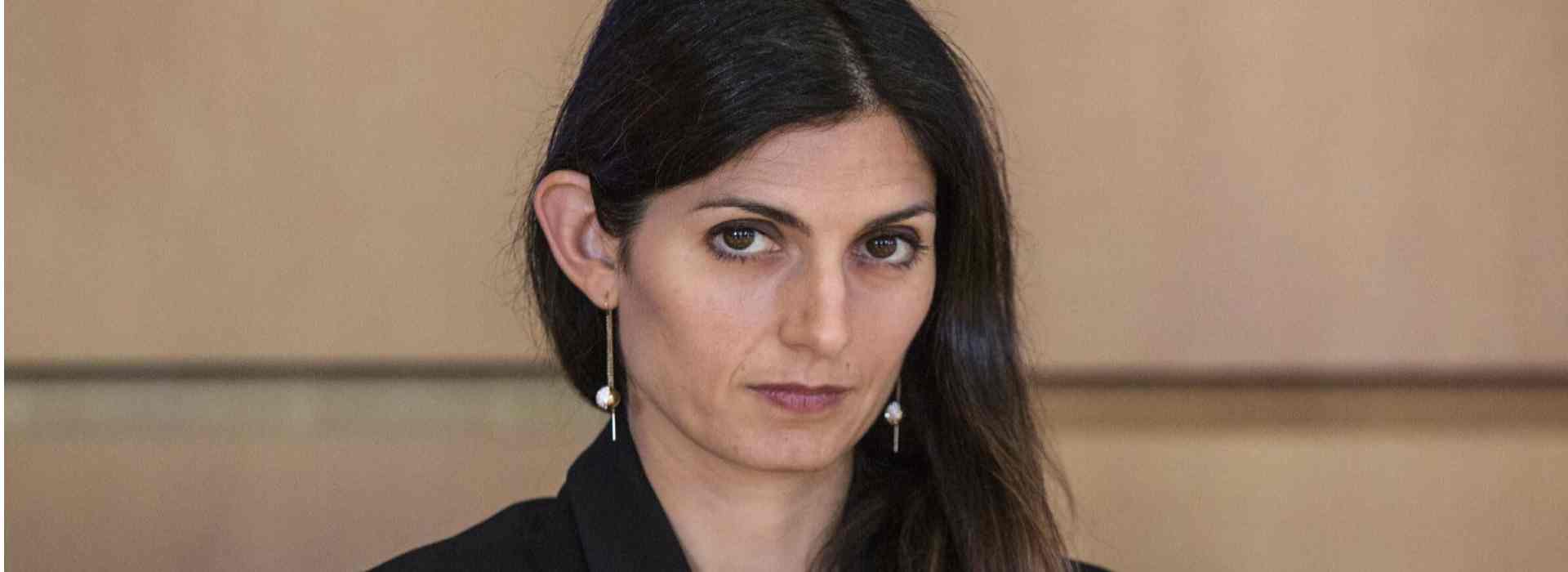 Raggi finisce sotto inchiesta con altre 13 persone per la vicenda Ama