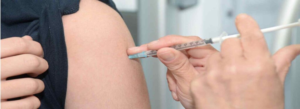 I furbetti del vaccino: le Regioni vaccinano prima amici e parenti