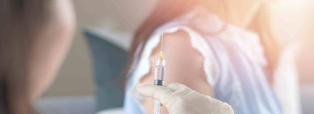 Covid: si mangia a 2 metri di distanza e quarantena anche per chi è vaccinato