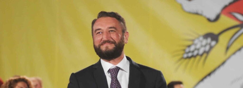 Insulti, lancio di ortaggi e uova a Giancarlo Cancelleri (M5S). Il sottosegretario scappa con la scorta