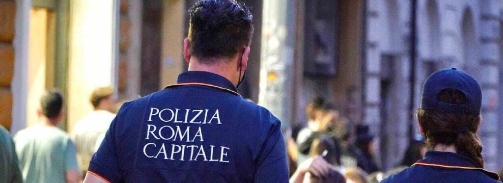 Vigili urbani Roma: nelle chat scrivono che il green pass “È come la Stella gialla durante il nazismo”