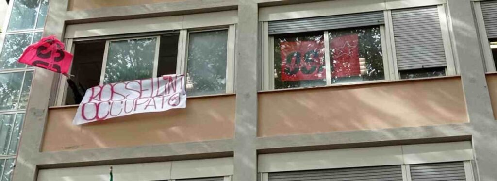 Liceo Ripetta: polizia carica gli studenti. Una ragazza denuncia: "palpeggiata da un agente"