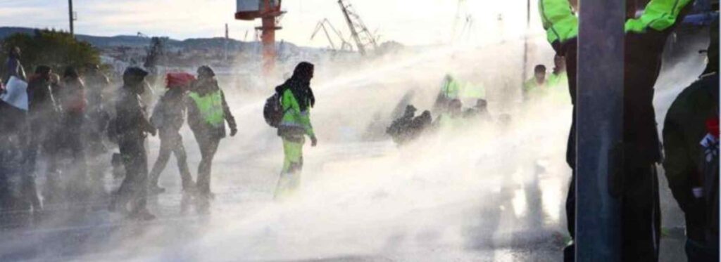 Porto di Trieste, lacrimogeni e idranti sui manifestanti: la polizia li sgombera