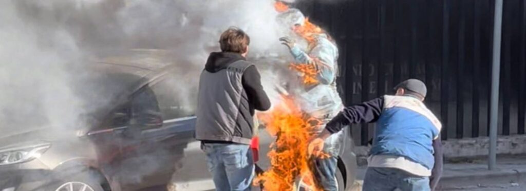 Docente si dà fuoco davanti alla caserma dei carabinieri: ustioni su tutto il corpo