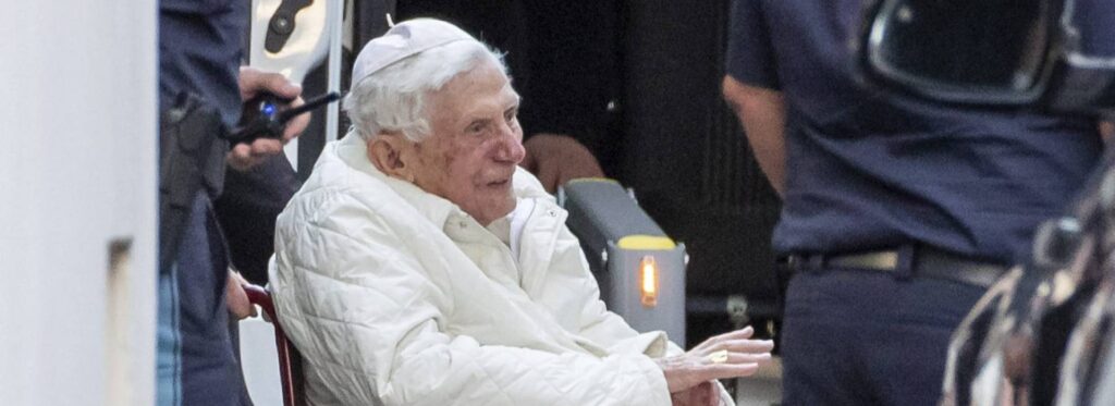 Ratzinger dopo le accuse di silenzio sui preti pedofili: invoco il perdono alle vittime