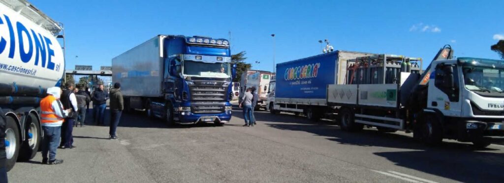 Protesta autotrasportatori: manifestante accoltellato. Rischio scaffali vuoti