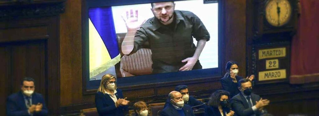 Volodymyr Zelensky in collegamento con Montecitorio: "Mariupol come Genova, immaginatela distrutta"