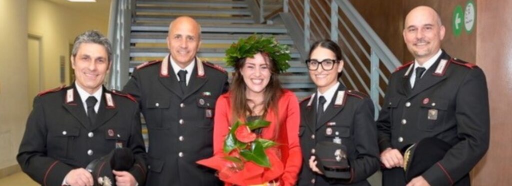 Veronica: la droga, la rinascita e il traguardo della laurea. La festa con i carabinieri di Brecce Bianche